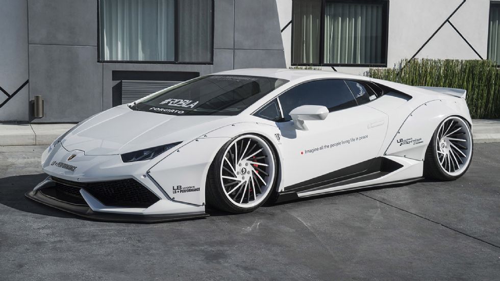 To bodykit της Huracan αποτελείται από ένα νέο εμπρόσθιο σπόιλερ, πίσω διαχύτη, πλαϊνές ποδιές, μια νέα πίσω αεροτομή καθώς και πρόσθετα των πλαϊνών φτερών 